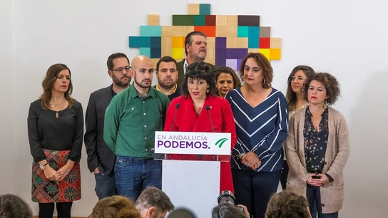 Teresa Rodríguez rodeada de sus compañeros en una rueda de prensa Teresa Rodríguez rodeada de sus compañeros en una rueda de prensa