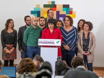 Teresa Rodríguez rodeada de sus compañeros en una rueda de prensa Teresa Rodríguez rodeada de sus compañeros en una rueda de prensa