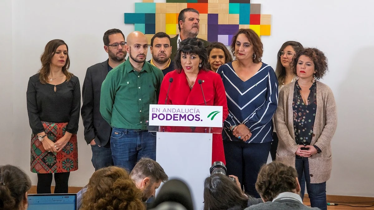 Teresa Rodríguez rodeada de sus compañeros en una rueda de prensa