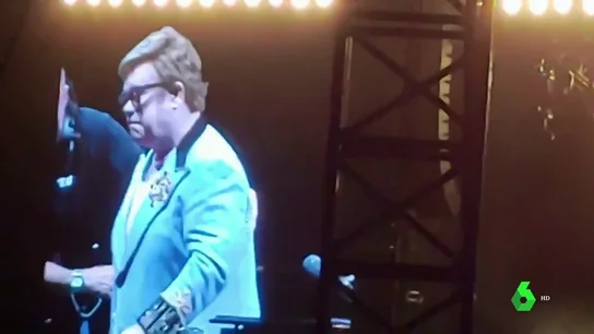 Elton John abandona el escenario en pleno concierto al quedarse sin voz Elton John abandona el escenario en pleno concierto al quedarse sin voz