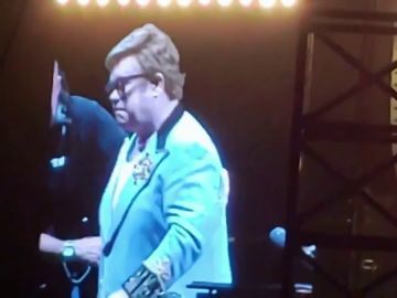 Elton John abandona el escenario en pleno concierto al quedarse sin voz Elton John abandona el escenario en pleno concierto al quedarse sin voz