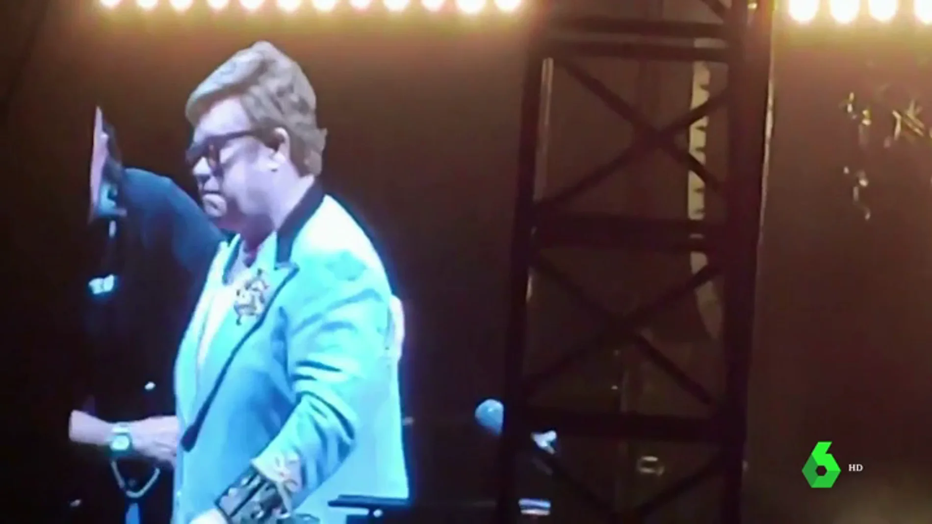Elton John abandona el escenario en pleno concierto al quedarse sin voz
