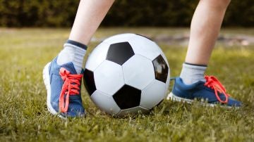 Un niño jugando al fútbol