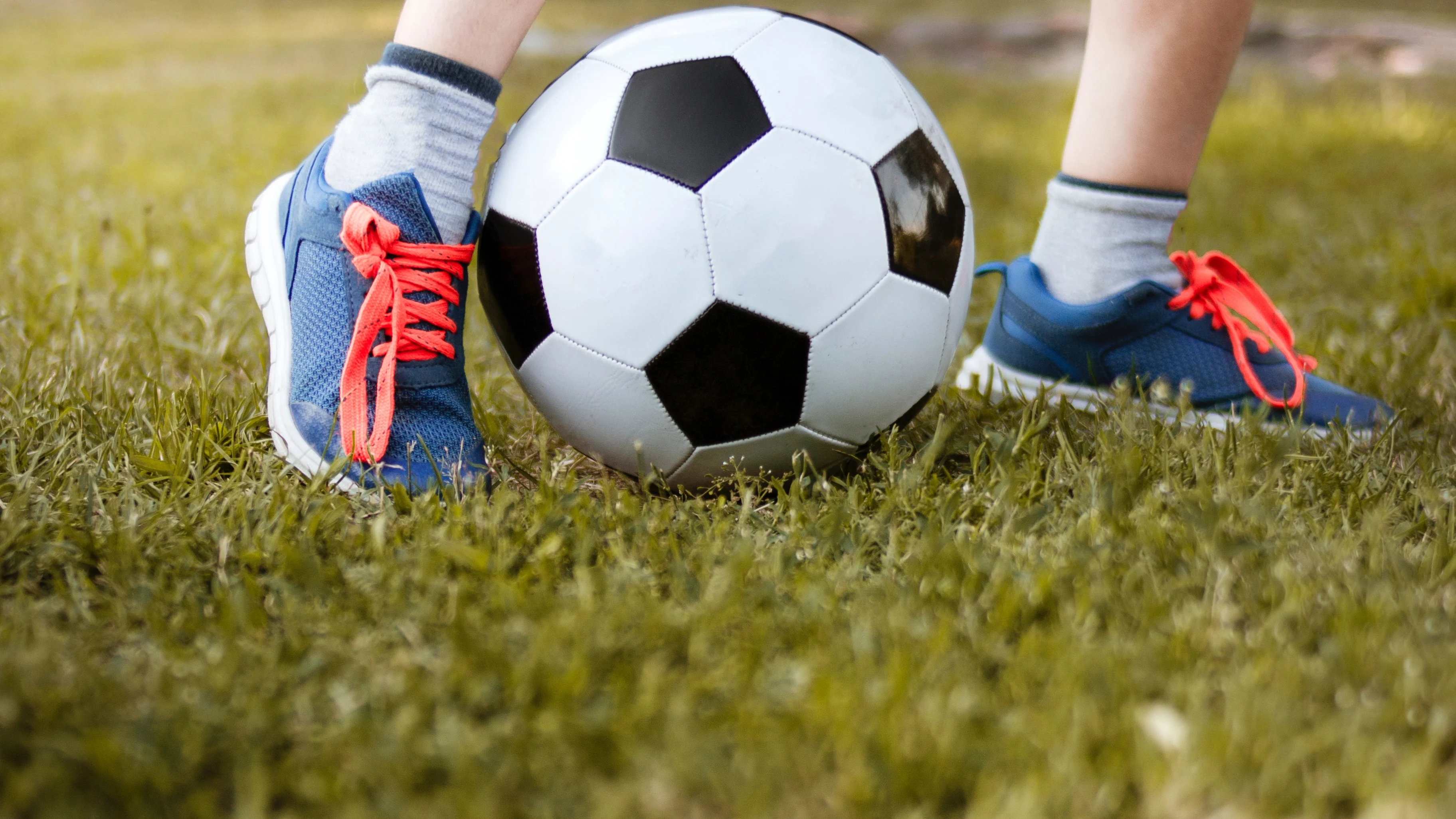 Un niño jugando al fútbol