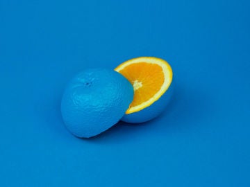 Una naranja azul