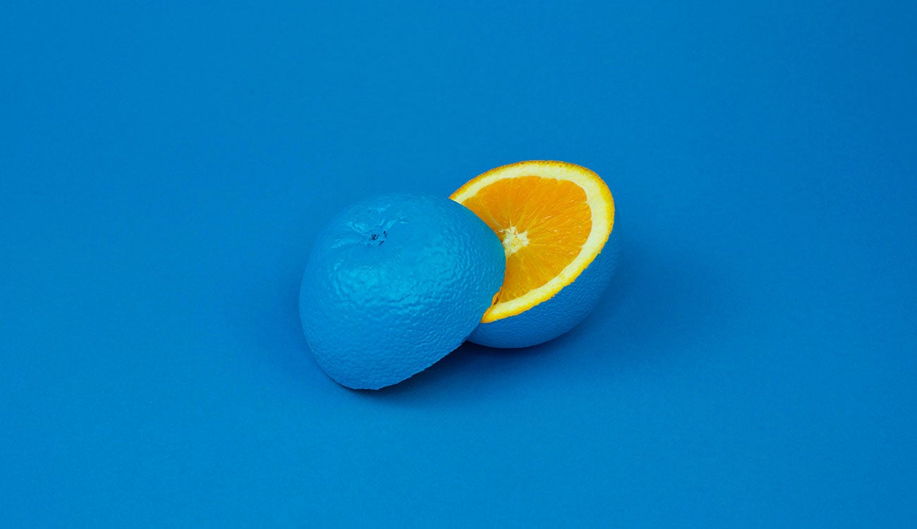Una naranja azul
