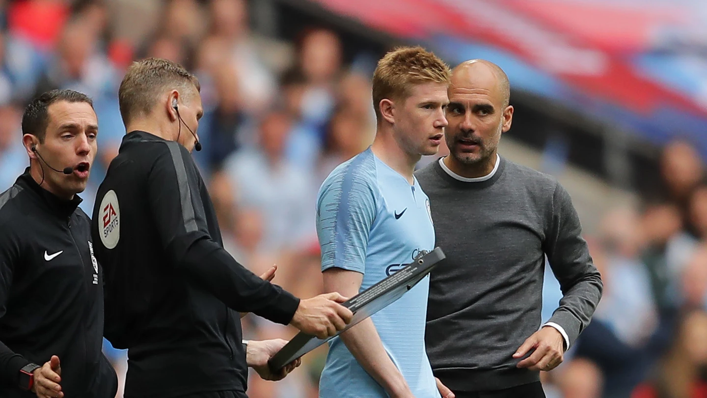 Guardiola da instrucciones a De Bruyne Guardiola da instrucciones a De Bruyne