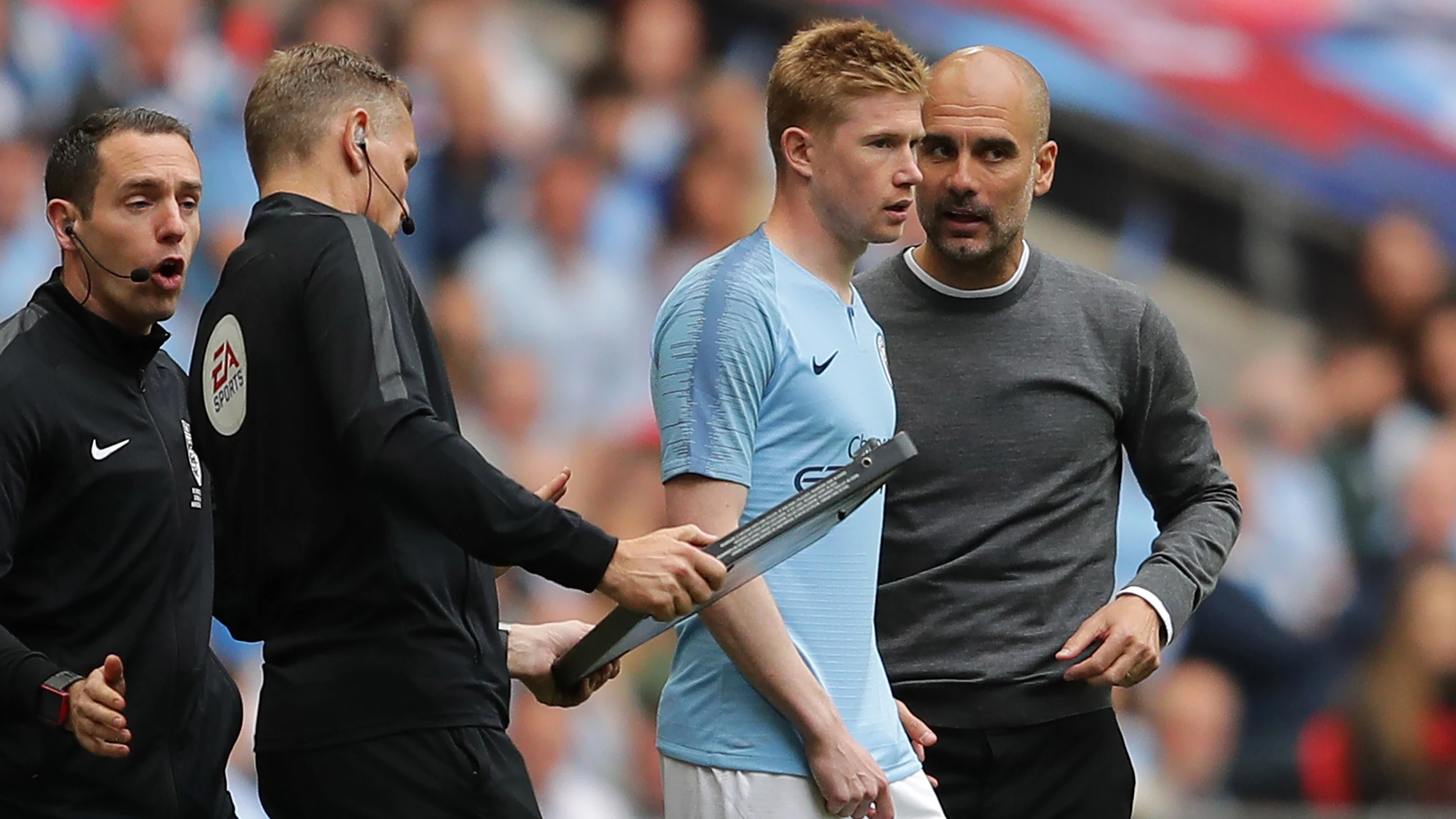 Guardiola da instrucciones a De Bruyne