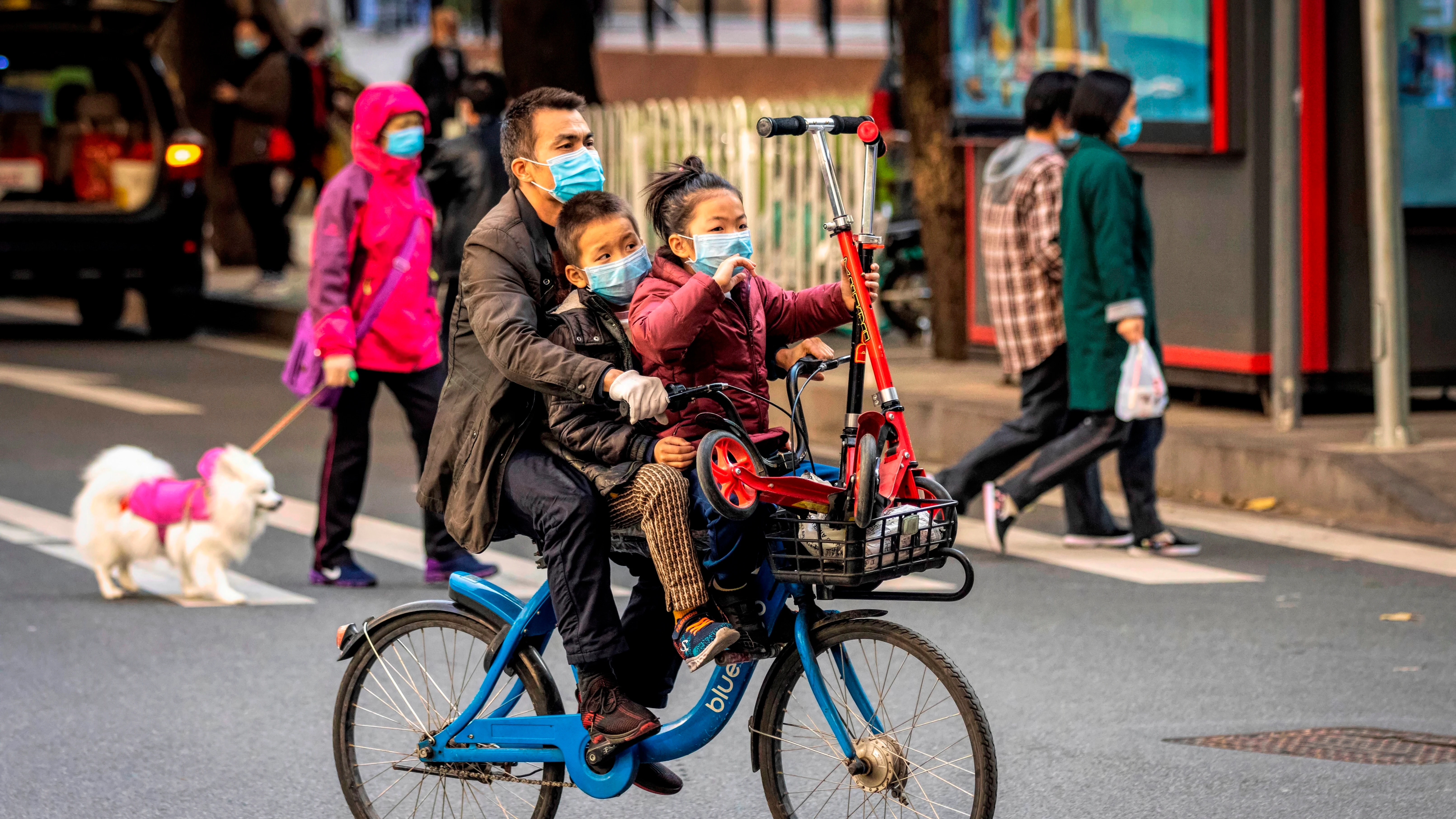 Un hombre con sus hijos en China