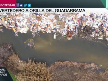 Coches calcinados, pilas de escombros y electrodomésticos abandonados: así es el vertedero ilegal junto al río Guadarrama Coches calcinados, pilas de escombros y electrodomésticos abandonados: así es el vertedero ilegal junto al río Guadarrama