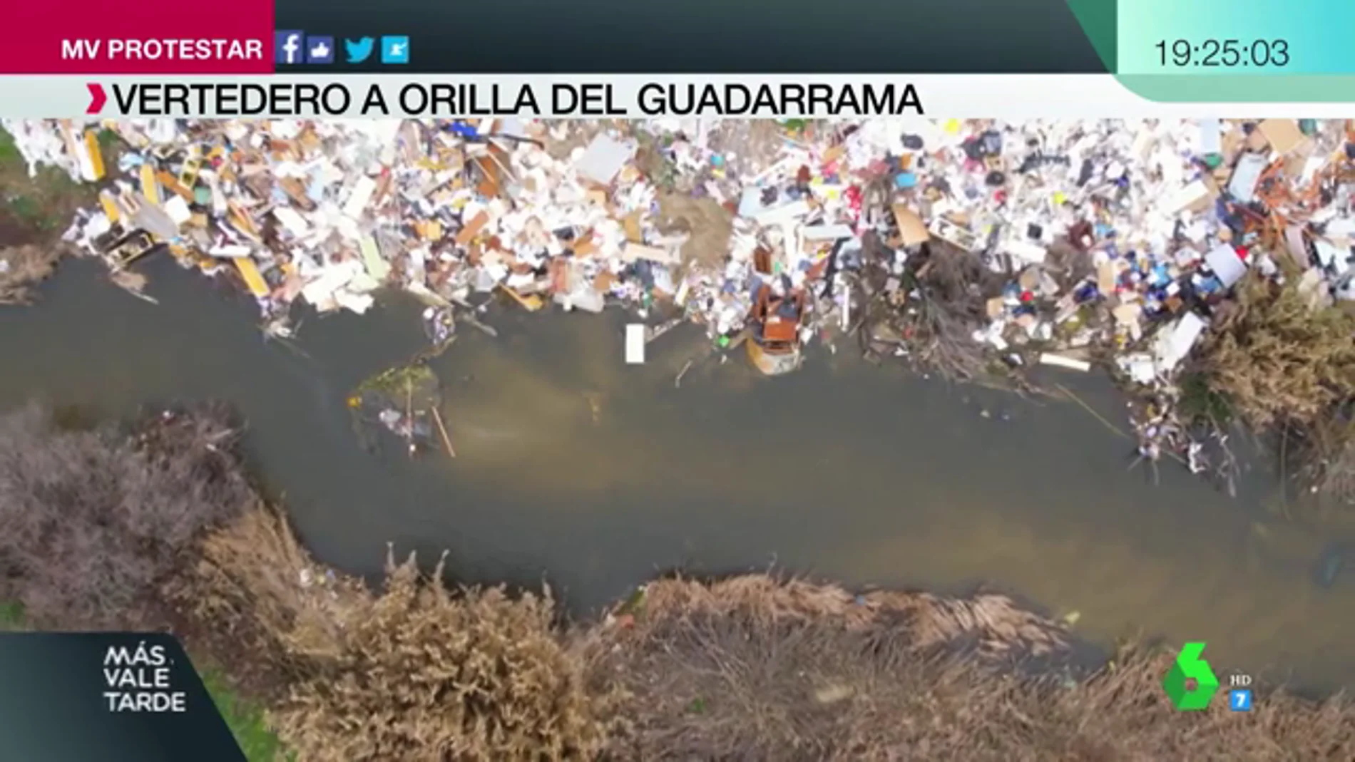 Coches calcinados, pilas de escombros y electrodomésticos abandonados: así es el vertedero ilegal junto al río Guadarrama
