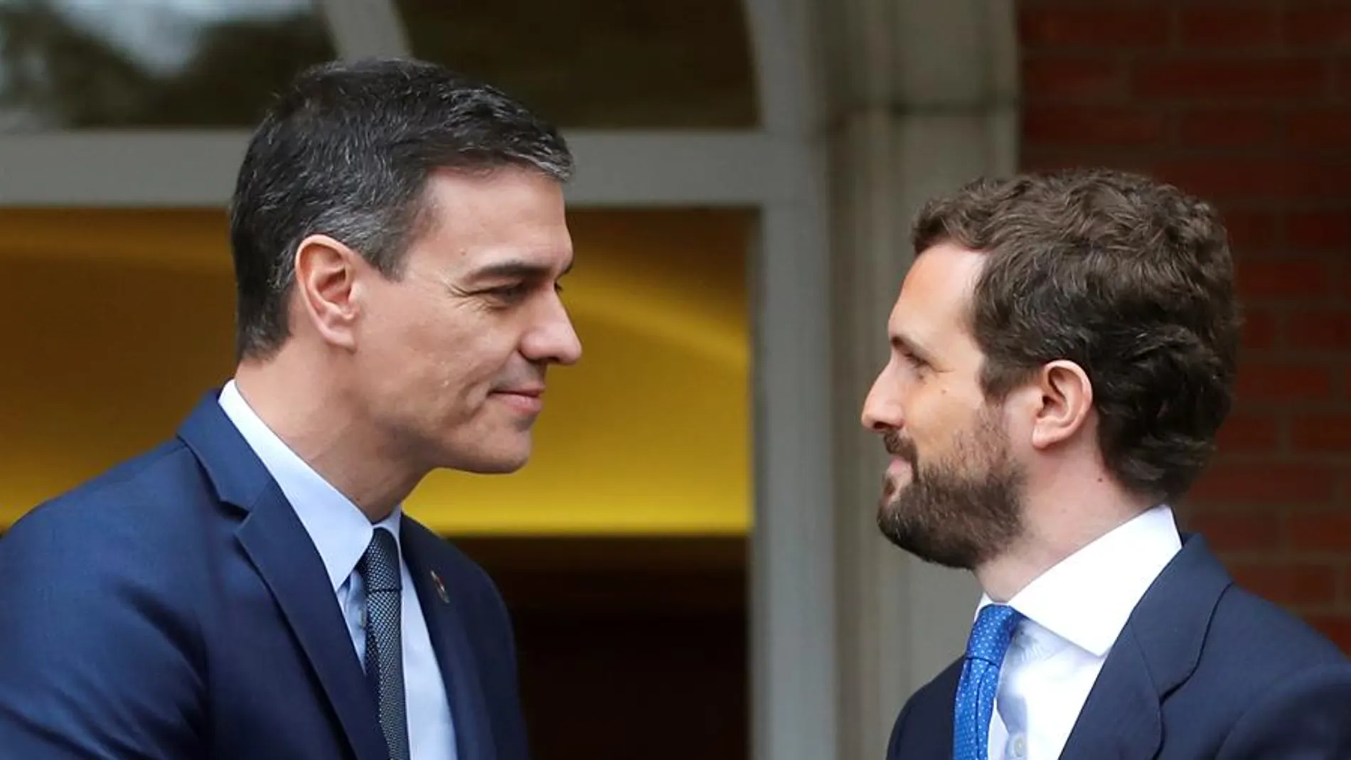 Imagen del último encuentro entre Pedro Sánchez y Pablo Casado en la Moncloa