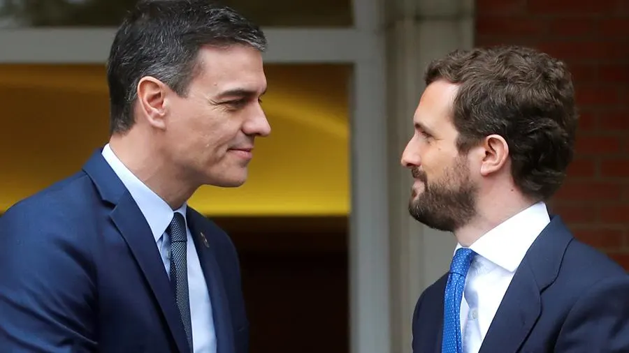 Imagen del último encuentro entre Pedro Sánchez y Pablo Casado en la Moncloa