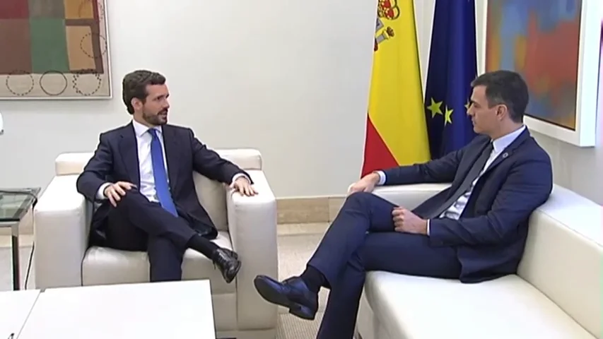 Hora y media de reunión y la misma distancia entre Pedro Sánchez y Pablo Casado