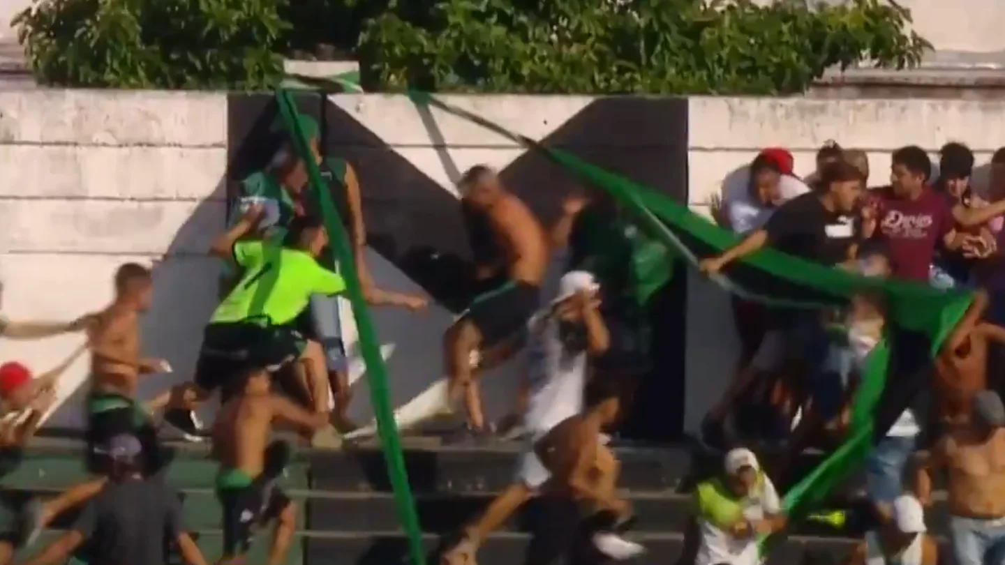 Incidentes de los barras bravas durante el Nueva Chicago-Temperley Incidentes de los barras bravas durante el Nueva Chicago-Temperley