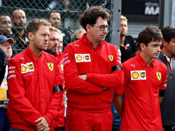 Mattia Binotto junto a sus dos pilotos: Charles Leclerc y Sebastian Vettel Mattia Binotto junto a sus dos pilotos: Charles Leclerc y Sebastian Vettel