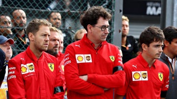 Mattia Binotto junto a sus dos pilotos: Charles Leclerc y Sebastian Vettel