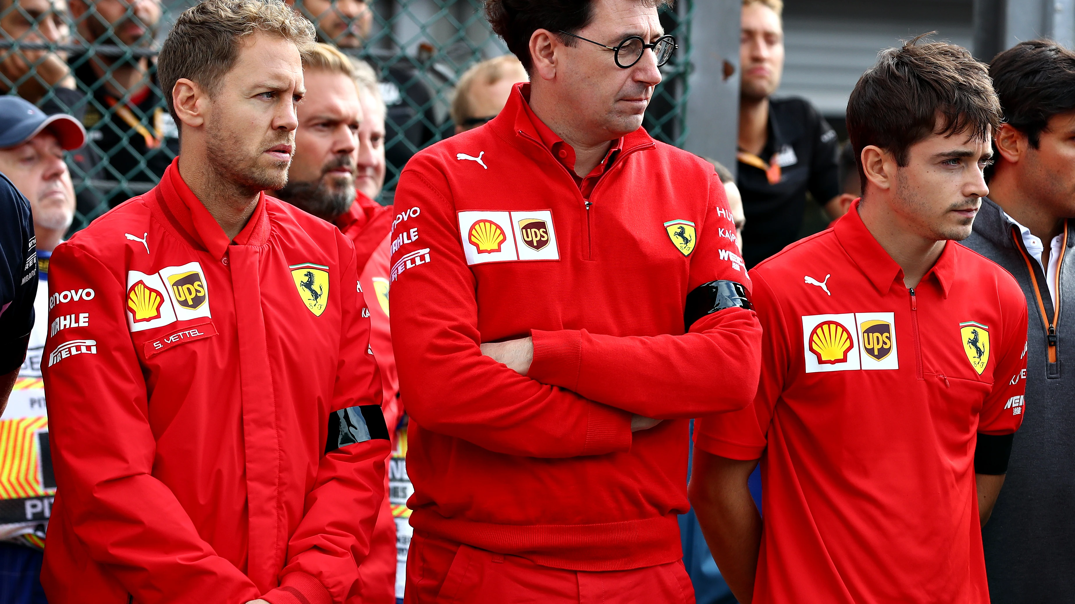 Mattia Binotto junto a sus dos pilotos: Charles Leclerc y Sebastian Vettel