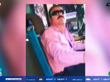 Un conductor expulsa del autobús a una pareja gay por darse un beso Un conductor expulsa del autobús a una pareja gay por darse un beso