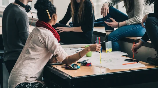 Imagen de un grupo de jóvenes estudiando Imagen de un grupo de jóvenes estudiando