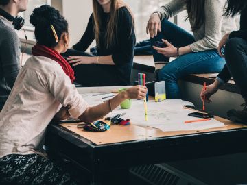 Imagen de un grupo de jóvenes estudiando Imagen de un grupo de jóvenes estudiando