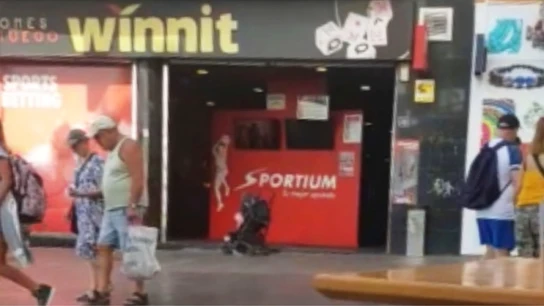Un hombre deja un bebé a las puertas de una casa de apuestas y entra a jugar casas de apuestas