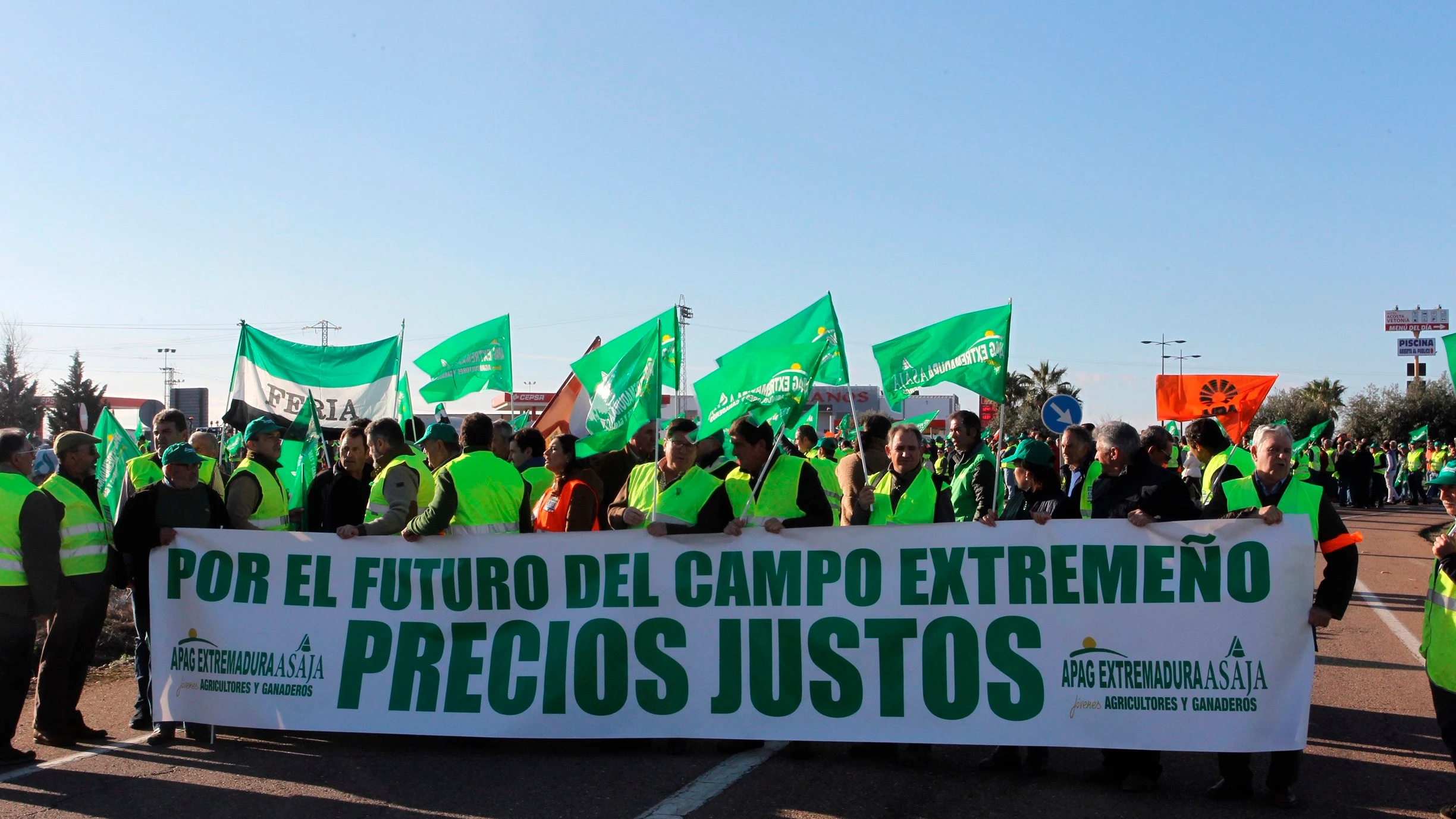 Decenas de agricultores extremeños cortan este martes el tráfico en la autovía A-66