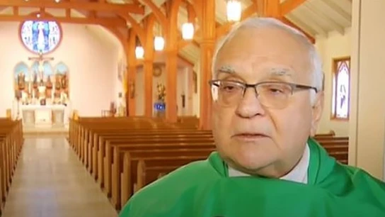 El sacerdote Richard Bucci durante la entrevista de televisión El sacerdote Richard Bucci durante la entrevista de televisión