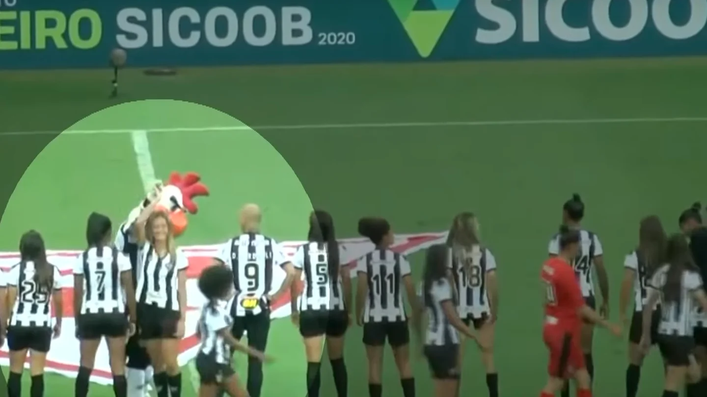 El obsceno gesto del 'Galo Doido' con una de las jugadoras del Atlético Mineiro El obsceno gesto del 'Galo Doido' con una de las jugadoras del Atlético Mineiro