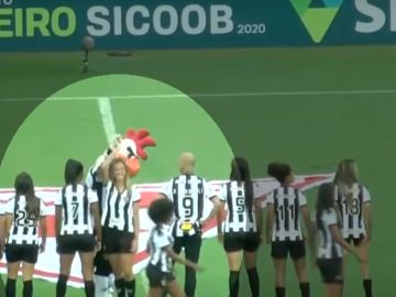 El obsceno gesto del 'Galo Doido' con una de las jugadoras del Atlético Mineiro El obsceno gesto del 'Galo Doido' con una de las jugadoras del Atlético Mineiro