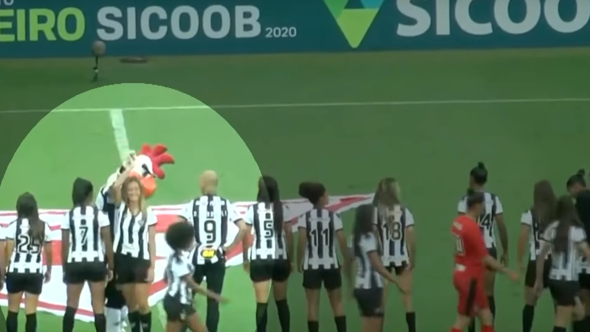 El obsceno gesto del 'Galo Doido' con una de las jugadoras del Atlético Mineiro