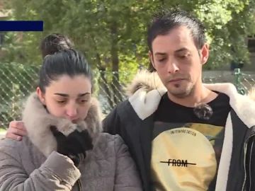Los padres de la niña que cayó por una ventana de un colegio Los padres de la niña que cayó por una ventana de un colegio