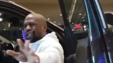 Floyd Mayweather, enfadado con dos aficionadas