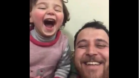 Un padre simula que las bombas en Siria son un juego para hacer reír a su hija de cuatro años