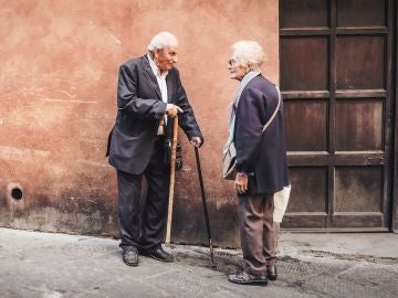 Dos ancianos frente a un domicilio Dos ancianos frente a un domicilio