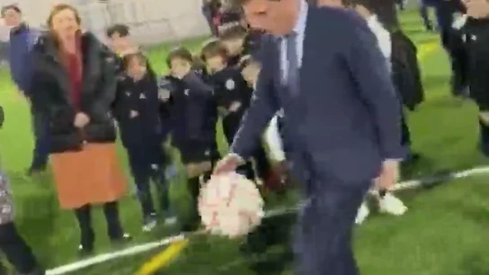 Almeida demuestra sus habilidades dando toques a un balón y le da un pelotazo a un niño Almeida demuestra sus habilidades dando toques a un balón y le da un pelotazo a un niño