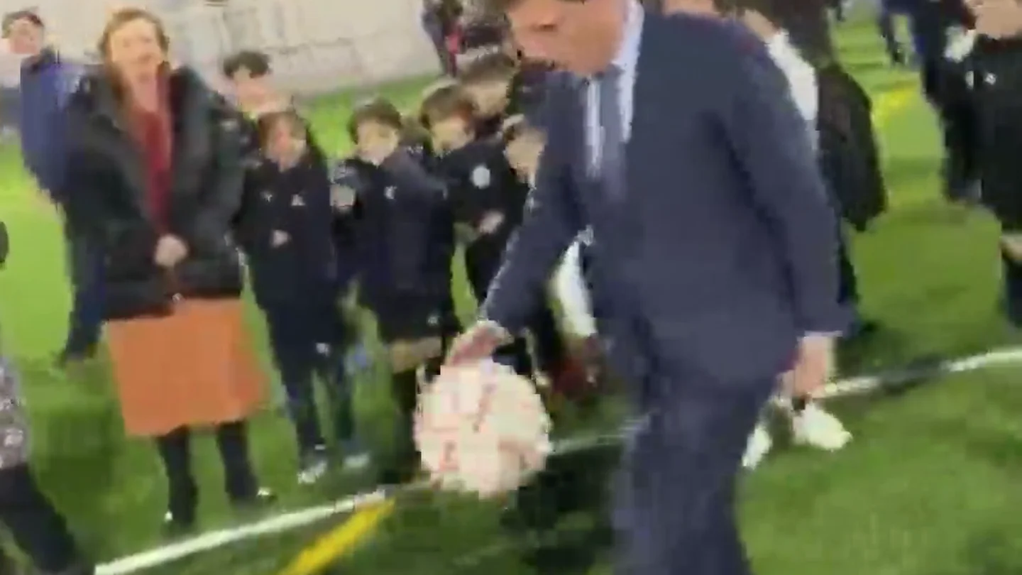 Almeida demuestra sus habilidades dando toques a un balón y le da un pelotazo a un niño Almeida demuestra sus habilidades dando toques a un balón y le da un pelotazo a un niño