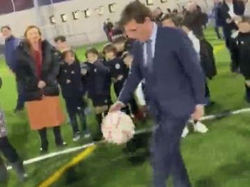 Almeida demuestra sus habilidades dando toques a un balón y le da un pelotazo a un niño Almeida demuestra sus habilidades dando toques a un balón y le da un pelotazo a un niño