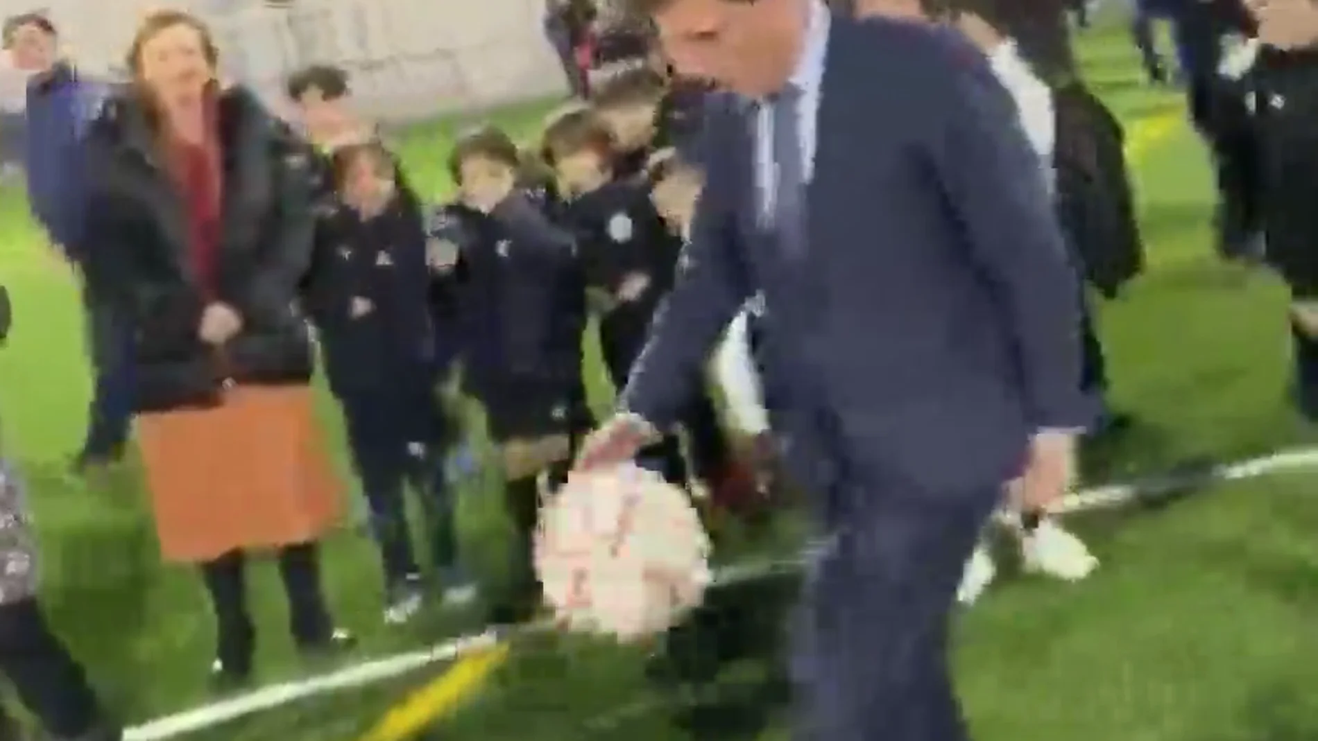 Almeida demuestra sus habilidades dando toques a un balón y le da un pelotazo a un niño