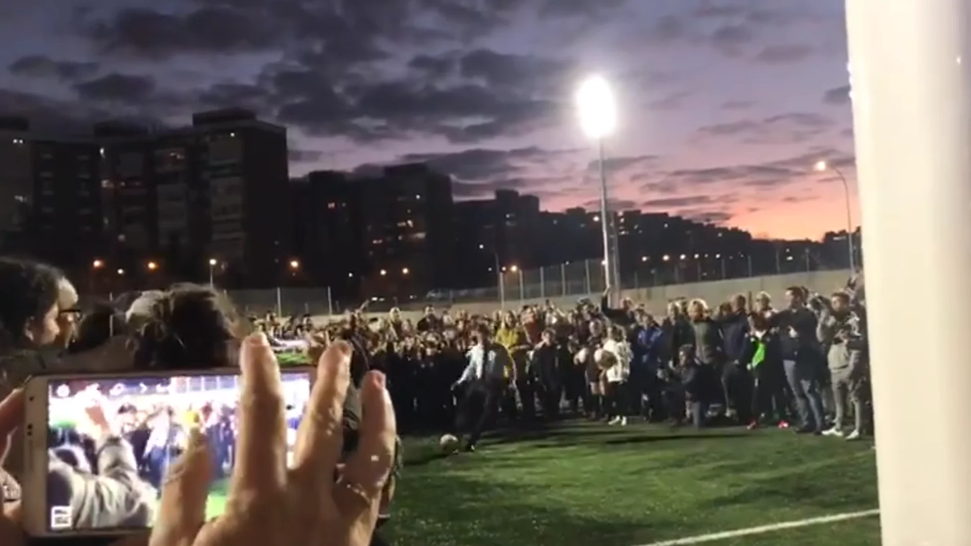 Almeida lanza un penalti en el nuevo campo de fútbol de Sanchinarro