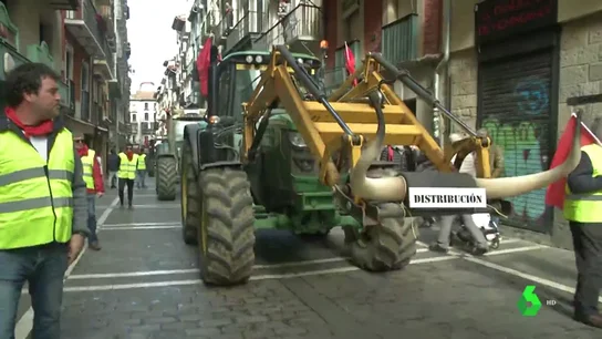 Agricultores simulan un encierro en Pamplona en protesta por la situación del campo navarro Agricultores simulan un encierro en Pamplona en protesta por la situación del campo navarro