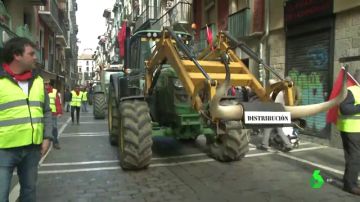 Agricultores simulan un encierro en Pamplona en protesta por la situación del campo navarro