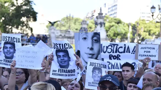 Manifestantes piden justicia en el caso del asesinato del joven Fernando Báez Sosa, en Buenos Aires. Miles de ciudadanos argentinos conmocionados por el asesinato del joven Fernando Báez Sosa, han llenado la Plaza del Congreso de Buenos Aires para pedir justicia por la víctima.