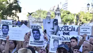 Manifestantes piden justicia en el caso del asesinato del joven Fernando Báez Sosa, en Buenos Aires.