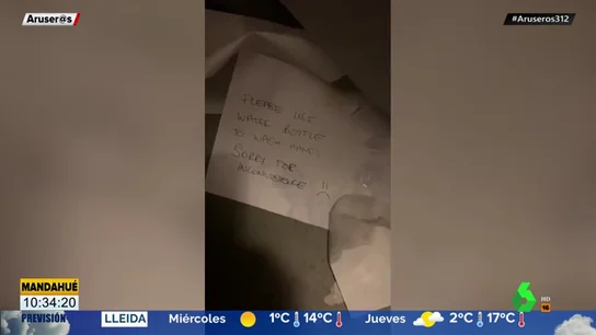 Así de "guarro" estaba el baño de un avión de Ryanair Así de "guarro" estaba el baño de un avión de Ryanair