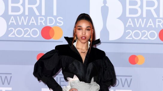 FKA Twigs de negro con un enorme faj&iacute;n blanco