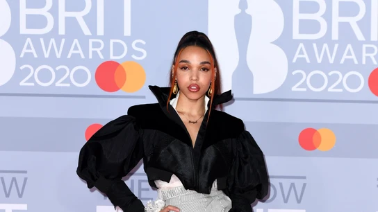 FKA Twigs de negro con un enorme fajín blanco FKA Twigs de negro con un enorme fajín blanco