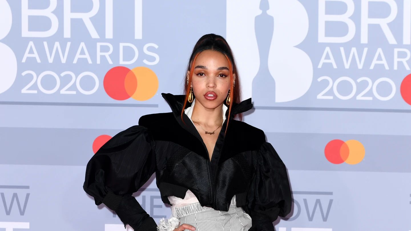 FKA Twigs de negro con un enorme fajín blanco FKA Twigs de negro con un enorme fajín blanco