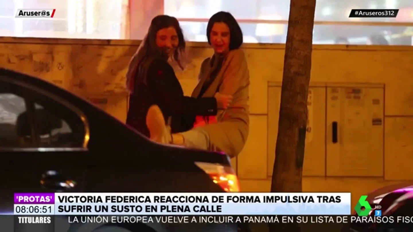 Victoria Federica saca su lado macarra al intentar patear a un coche que casi le atropella Victoria Federica saca su lado macarra al intentar patear a un coche que casi le atropella