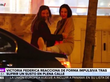 Victoria Federica saca su lado macarra al intentar patear a un coche que casi le atropella Victoria Federica saca su lado macarra al intentar patear a un coche que casi le atropella